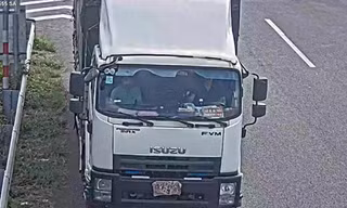 Xử lý tài xế xe tải dùng giẻ che biển số để đi lùi trên cao tốc