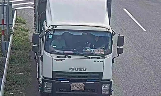 Xử lý tài xế xe tải dùng giẻ che biển số để đi lùi trên cao tốc