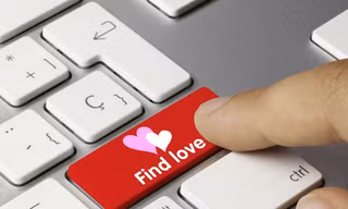Hà Nội: Nam thanh niên bị lừa 1,4 tỷ khi tham gia ứng dụng hẹn hò online