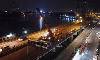 Xe khách gặp nạn chắn ngang đường Vành đai 3 trên cao, nhiều người thoát nạn