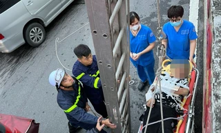 Cảnh sát cứu nam thanh niên đi xe máy ngã từ cầu Chương Dương xuống đất