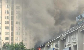 Cháy cửa hàng quần áo, khói đen bốc lên cuồn cuộn