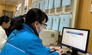 Người dân làm thủ tục hành chính trực tuyến.