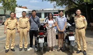 Nữ giáo viên tiểu học xúc động nhận lại xe máy mất cắp từ CSGT