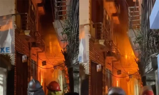 Lửa cháy ngùn ngụt tại ngôi nhà 4 tầng nằm trong ngõ ở Hà Nội