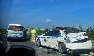 Clip xe cứu thương tông vào xe CSGT đang làm nhiệm vụ trên cao tốc