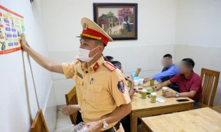 CSGT dán áp phích chi tiết mức phạt vi phạm nồng độ cồn tại các nhà hàng, quán bia