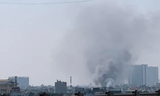 Hà Nội: Cháy xưởng gia công bìa giấy, kho quần áo cũ