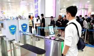 Hành khách chỉ mất 2 giây làm thủ tục lên máy bay bằng thiết bị xác thực VNeID