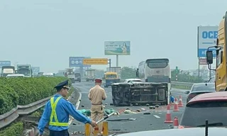 Ô tô tải lật chắn ngang cao tốc Pháp Vân - Cầu Giẽ sau va chạm giao thông