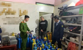 Phát hiện kho ‘khí cười’ trong shop thời trang ở Hà Nội