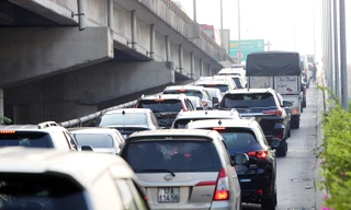 Hà Nội: Ô tô ùn dài ở đường Vành đai 3 trên cao