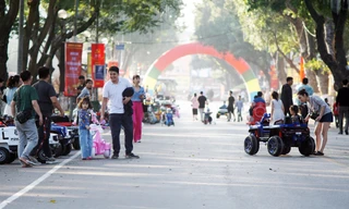 Phố đi bộ Trần Nhân Tông nhộn nhịp ngày cuối tuần