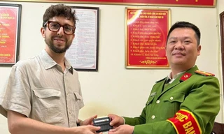 Du khách nước ngoài bất ngờ nhận lại tài sản đánh rơi