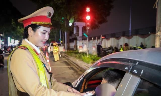 Những ‘bóng hồng’ trong tổ công tác đặc biệt kiểm tra nồng độ cồn
