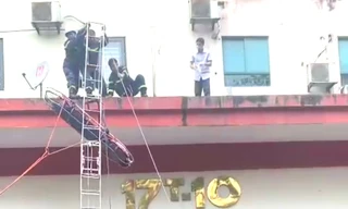 Cứu người phụ nữ rơi từ tầng cao chung cư