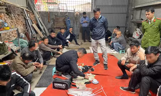 Bắt quả tang hàng chục 'con bạc' sát phạt trong xưởng cơ khí