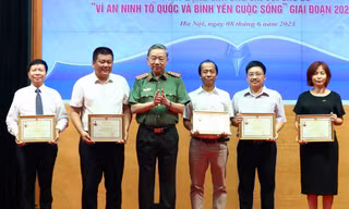 Trao tặng Kỷ niệm chương ‘Bảo vệ an ninh Tổ quốc’ cho lãnh đạo các cơ quan báo chí