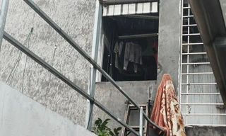 'Thi thoảng vẫn nhìn thấy nhau, nay người ta đã mất, quần áo còn phơi ngoài ban công...'