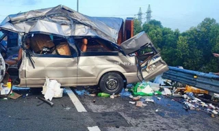 Xe tải van đâm vào hộ lan cao tốc, 3 người bị thương