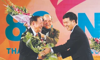 Anh Võ Văn Thưởng tặng hoa cho cựu cán bộ Đoàn Ảnh: Xuân Phú