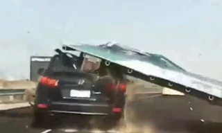 Đang đi trên cao tốc, Hyundai Santa Fe bị biển hiệu đè trúng đầu