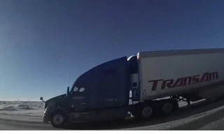 Camera ghi cảnh ô tô mất lái suýt đâm vào container trên cao tốc