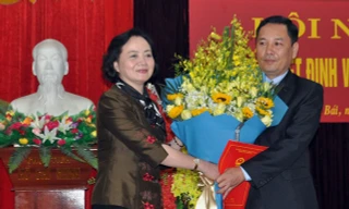 Bí thư Tỉnh ủy Yên Bái Phạm Thị Thanh Trà trao quyết định và chúc mừng đồng chí Trần Xuân Thủy.