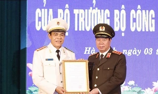 Thượng tướng Bùi Văn Nam trao quyết định và chúc mừng Đại tá Võ Trọng Hải.