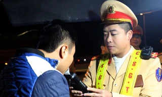 Cảnh sát kiểm tra ma tuý các tài xế ở trạm thu phí cao tốc