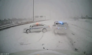 Tai nạn ôtô liên hoàn xảy ra trên đường tuyết