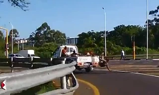 Người đàn ông ngồi 'vắt vẻo' bị văng khỏi thùng xe tải