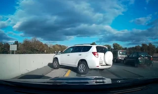Đánh lái bất ngờ, Toyota RAV4 bị xe phía sau húc tung