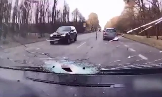 Ống thép đâm xuyên kính chắn gió ôtô gây trọng thương tài xế