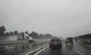 Xe container mất lái đâm tung dải phân cách khi đi trên cao tốc.