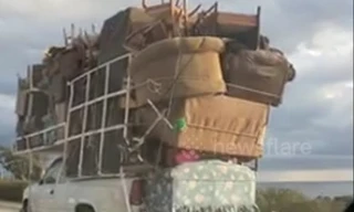 Bắt gặp chiếc xe bán tải chở 'cả ngồi nhà' trên lưng