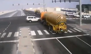 SUV đâm xe bồn bốc cháy dữ dội giữa giao lộ