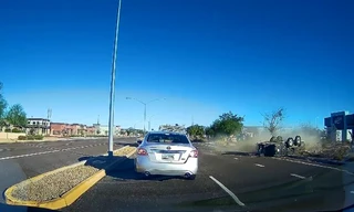 Đang đi trên đường, xe kéo đánh rơi thùng hàng phía sau