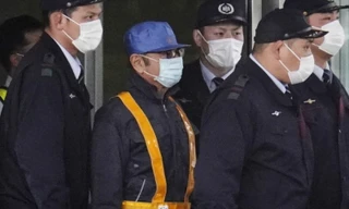 Hình ảnh Carlos Ghosn rời nhà tù. Ảnh: Bloomberg