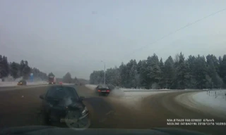 Ôtô mất lái trên đường tuyết gây tai nạn liên hoàn