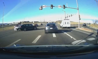 Tesla Model 3 phanh kịp thời tránh tai nạn thảm khốc từ xe vượt đèn đỏ