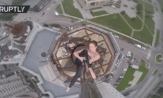 Sốc với clip vũ công nữ múa cột trên nóc tòa nhà 16 tầng