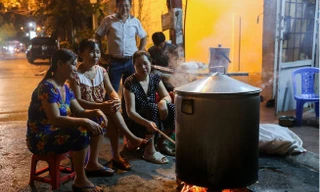 Người Sài Gòn thức đêm nấu bánh chưng khắp các con hẻm