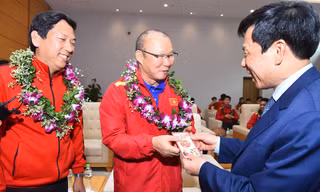 Bộ trưởng Bộ Văn hóa, Thể thao và Du lịch lì xì cho tuyển Việt Nam