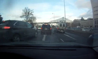 Tài xế vượt xe ẩu với tốc độ cao và 'cái kết đắng'