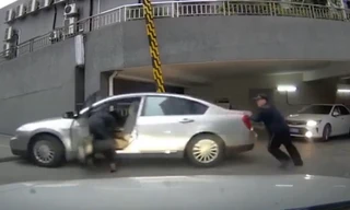 Gạt số bất cẩn khiến sedan trôi tự do, người phụ nữ bị xe ô tô chèn qua