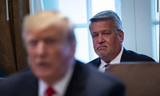 Hai quan chức cấp cao của Mỹ quyết định nộp đơn từ chức