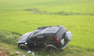 Ô tô lao xuống ruộng, hai người nhập viện