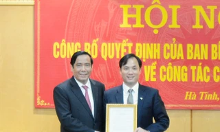 Đồng chí Nguyễn Thanh Bình trao quyết định cho đồng chí Hoàng Trung Dũng.