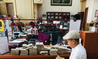 Mang 100.000 tờ tiền lẻ xếp kín 3 thùng đi gửi tiết kiệm có phải chơi ngông?